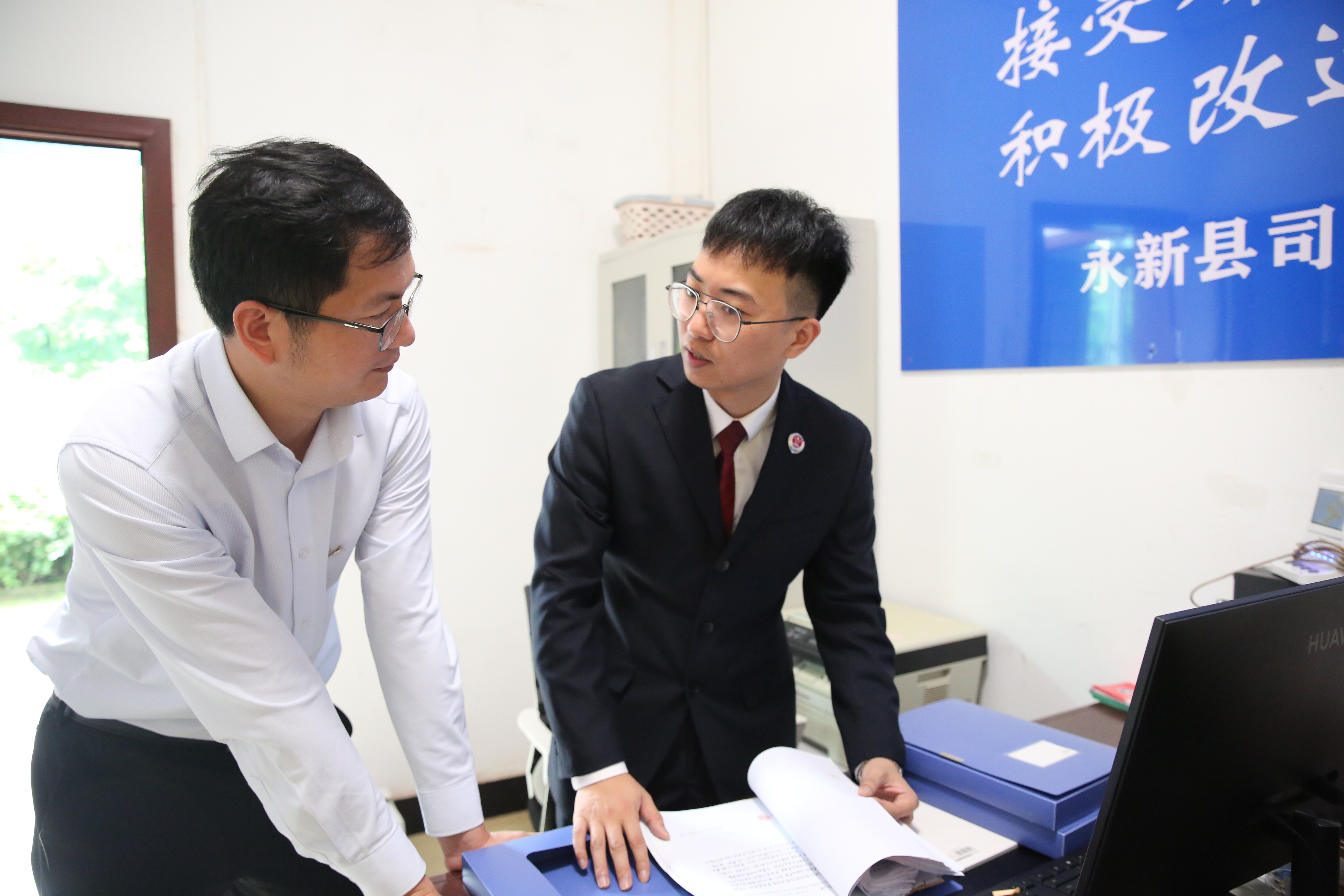 20240415郭子元与市人大代表朱军华查阅才丰乡司法所社区矫正资料.JPG