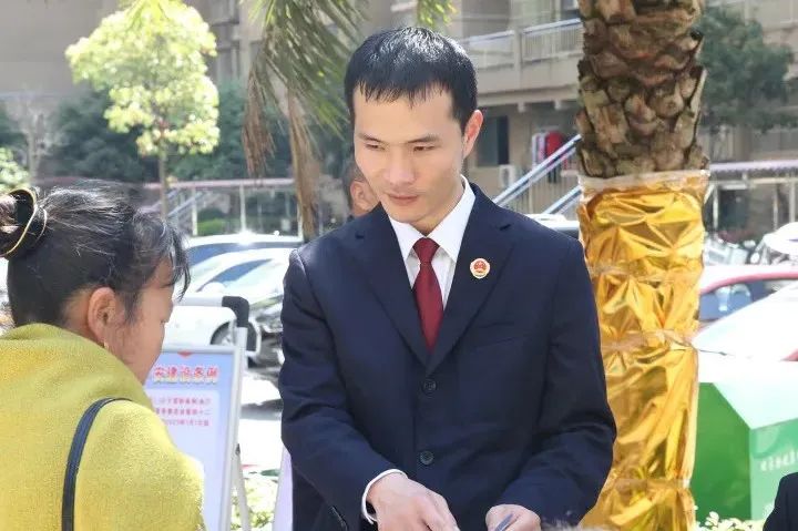 ¼졿ߺõԱȵ£ҳϱɫ μ쵣